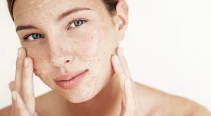 Tẩy tế bào chết là bước quan trọng trong chăm sóc da mặt mùa xuân, giúp loại bỏ lớp da sần sùi và kích thích tái tạo tế bào mới