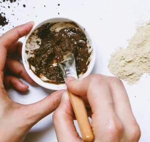 Tẩy da chết mặt bằng bã cà phê và bột cám gạo